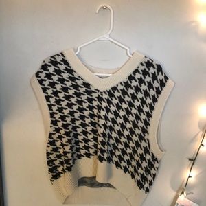 Patterned sweater vest. PERFECT for wearing under a turtle neck or by itself.